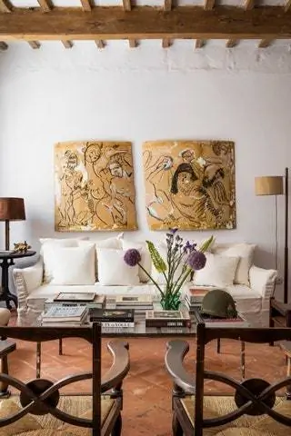 гостиная с белым диваном и картинами