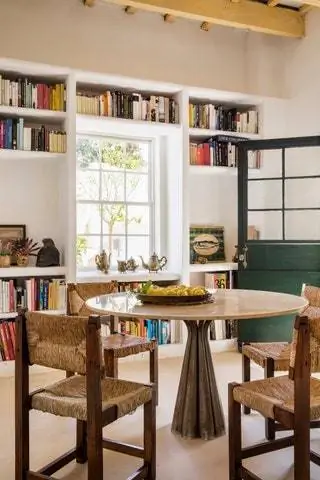 комната с книгами большой стол и стулья