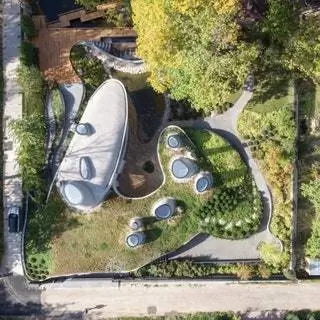 На Русском плато в Чховском районе, в нескольких километрах от Москвы, стоит дом, отдающий дань уважения архитектуре…