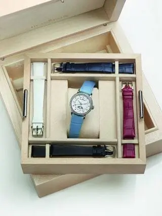 В 1980-х годах Blancpain обновил индикацию фаз Луны, которая с тех пор стала визитной карточкой… В 1980-х годах Blancpain обновил индикацию фаз Луны, которая с тех пор стала визитной карточкой…