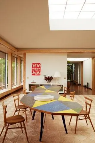 Винтажные обеденные стулья Ercol окружают изготовленный на заказ стол Marmoleum от Martino Gamper в столовой