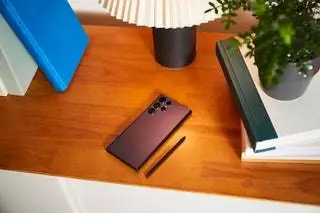 Но S Pen - это еще не все, что касается Galaxy S22 Ultra, у него также есть 4-нанометровый процессор… 4-нанометровый чип…