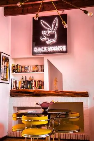 На изображении неона Rock Nights, вечеринки, которую Диего организует в Пайксе, и, конечно же, в книжном магазине мы находим…