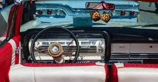 Классические автомобили, которые ездят по Майами, переносят нас в прошлое с великолепной эстетикой