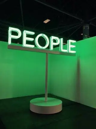 Эта работа громко и ясно говорит о важности людей, населяющих Майами-Бич, ослепительных персонажей с неоновой душой