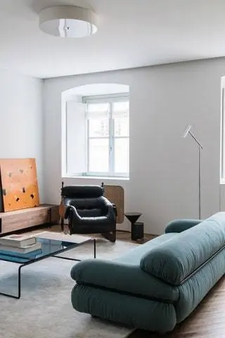 Кожаное кресло от Percival Lafer, а диван цвета бензина от Gianfranco Frattini для Tacchini Кожаное кресло от Percival Lafer, а диван цвета бензина от Gianfranco Frattini для Tacchini
