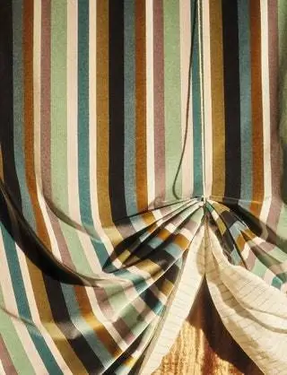 Сверху полосатый бархат Varese Lambusa из коллекции Designers Guild Chandigarh в прозрачном цвете Usera Usera…
