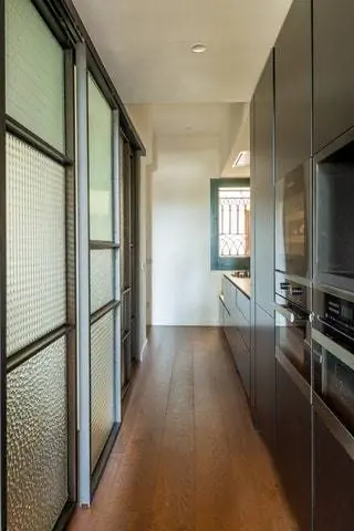 В этой квартире в Барселоне, отреставрированной Nook Architects, расположение кухни сыграло ключевую роль в формировании остальной части…