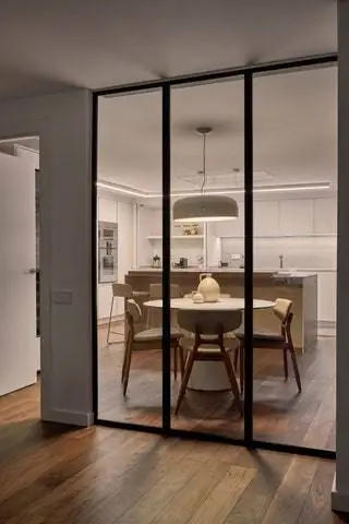 Карлос Серра спроектировал этот дом в самом сердце Мадрида. Кухня Porcelanosa интегрируется с остальными…