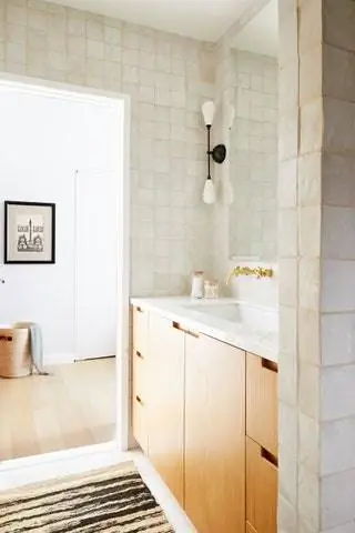 В ванной марокканская плитка от Cle Tile, а настенные светильники от Apparatus