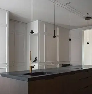 На кухне были установлены новые молдинги, разработанные архитекторами, чтобы объединить шкафы с дверцами…