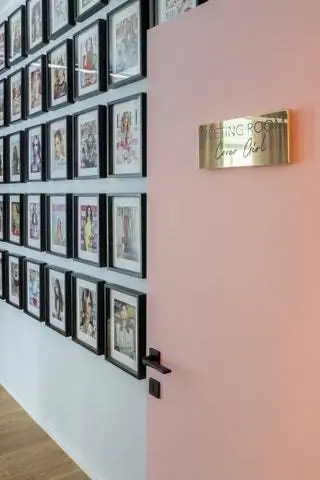 С того же входа вы можете попасть в конференц-зал Cover Girl, посвященный Кьяре Ферраньи и ее достижениям