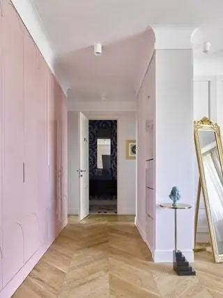 В прихожей установлен эффектный эмалированный шкаф от Mr Doors
