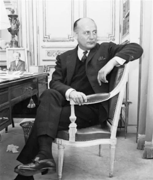 Апрель 1965 года. Пьер Бальмен позирует в своем парижском офисе