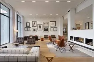 Искусство является неотъемлемой частью интерьера этого парадора, для которого были отобраны графические работы художников…