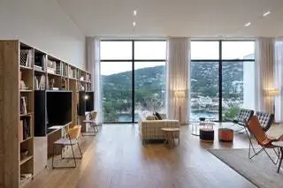 В этой реконструкции максимально использовано естественное освещение, а панорамный вид на море максимально оптимизирован