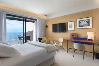 Все номера были полностью отремонтированы, и в большинстве из них есть терраса, с которой можно полюбоваться Средиземным морем