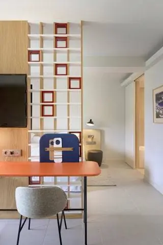 Простота, ясность, свет, виды и очень натуральные материалы являются осями его декоративного предложения