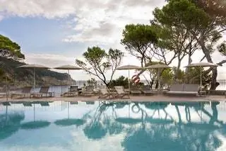 Одной из замечательных новинок парадора является спа-центр с видом на бухту Айгуаблава. Бассейн, тренажерный зал, сауна…