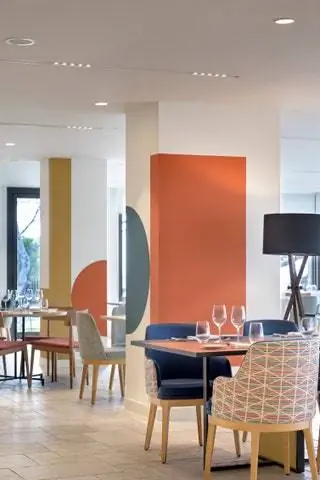 Оригинальная картина на стенах создает в ресторане современное и непринужденное пространство