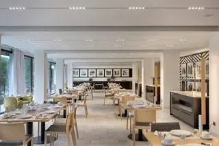 Искусство также присутствует в области реставрации. В фуршетной части тщательно подобраны фотографии