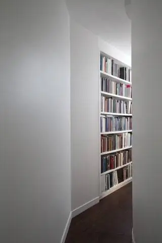 В коридоре библиотека содержит три тысячи книг по итальянской живописи