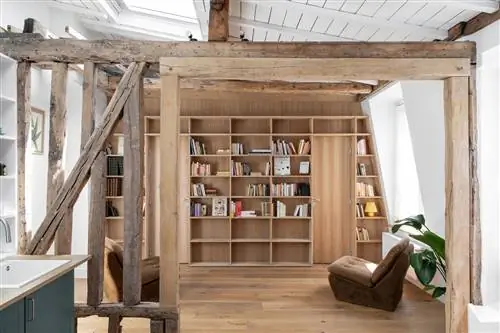 комната с книжным шкафом и деревянными балками