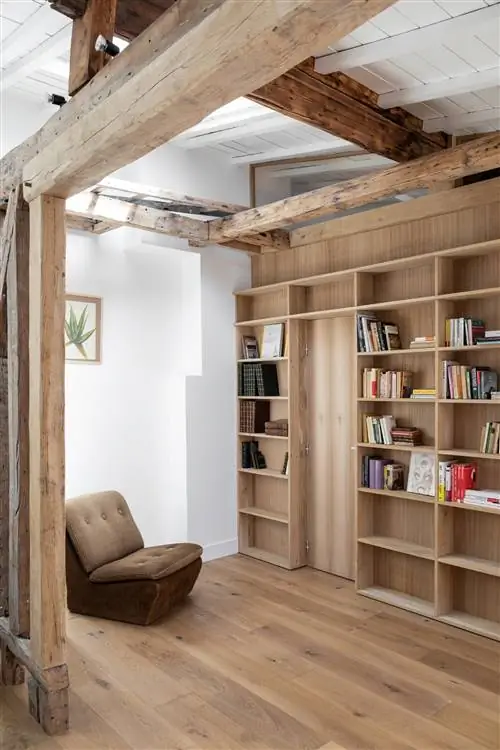 комната с книжной полкой и креслом
