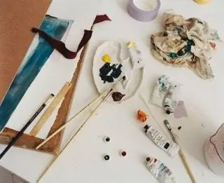 Керамическая палитра из новой коллекции, кисти и краски, разработанные совместно с Winsor и Newton