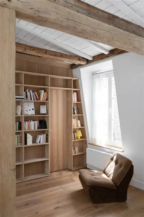книжная полка в коричневом кресле с книгами