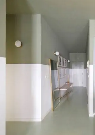 Зеленый вход с зеркалом в человеческий рост и приемной скамейкой