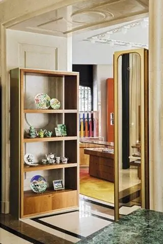 Зона, посвященная 'Art de la Table' фарфоровых подносов и декоративных предметов Hermès