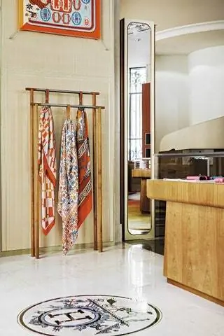 Логотип Hermès на входе