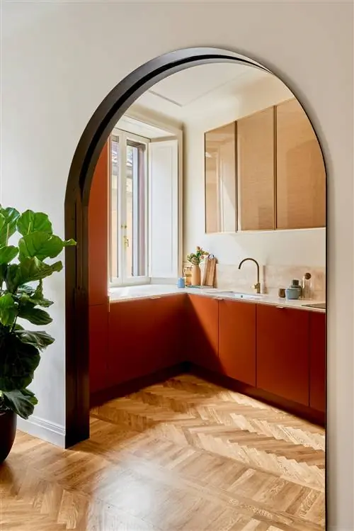 На кухонном столе в Travertino Navona группы ваз от Arcarreda Milano и Mediterana. Двери из…