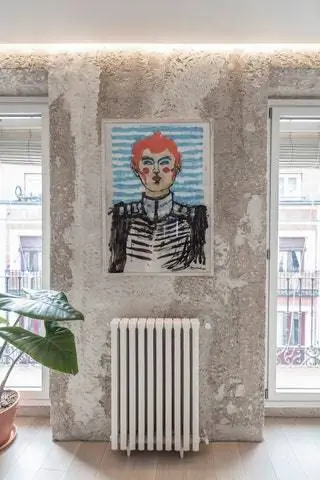 В работе были сохранены существующие радиаторы и балки здания, которые были усилены сталью в их цвет…
