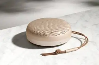 Beosound A1 2-го поколения из золотой коллекции имеет алюминиевую решетку золотистого цвета, ремешок…