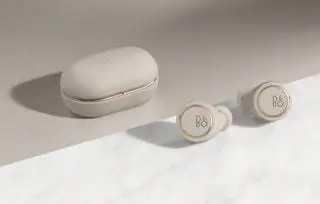 Беспроводные наушники Beoplay E8 3-го поколения поставляются в чехле для беспроводной зарядки, обтянутом натуральной кожей