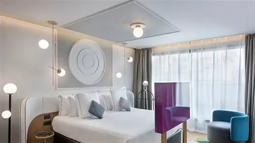 Геометрия и цвет в 'Hotel One Shot Fortuny 07
