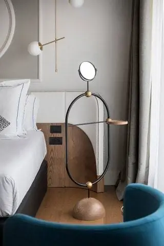 И мебель, и освещение были разработаны специально для Fortuny 07, что «дополняет концепцию…