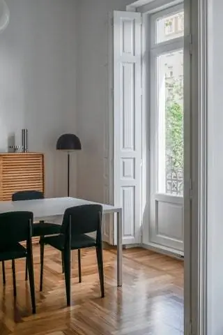 В столовой стулья ограниченной серии от Jean Prouv для Vitra.nbsp В столовой стулья ограниченной серии от Jean Prouv для Vitra.nbsp