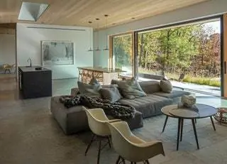 Вместе с RR Interiors Джаред создал обеденный стол ручной работы, сделанный из ствола дерева суар, который сияет во внутреннем дворике…