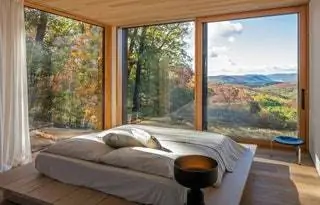 Ребекка Робертсон и Иветт Гонсалес из RR Interiors отвечали за дизайн интерьера. Изделия, разработанные самим Джаредом…