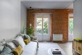 Квартира расположена в здании конца 19 века и имеет классическую раздельную и темную планировку, которая…