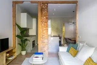 Когда мы входим в пространство гостиной, мы пересекаем основную несущую стену дома, в которой…