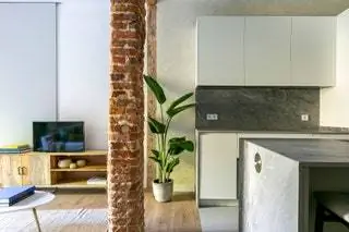 Эта деталь уже говорит нам о том, что мы входим в другое пространство. Фасад также оставлен из необработанного и лакированного кирпича…