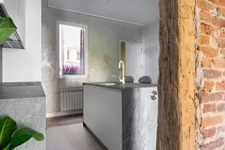 Вся мебель на кухне была спроектирована таким образом, чтобы скрыть саму природу кухни, настолько, что…