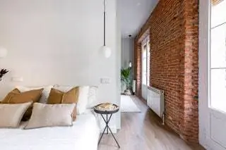 Очень важным проектным решением было введение раздвижной двери от пола до потолка между гостиной и спальней…