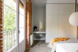 Проходим через раздвижную дверь, чтобы попасть в пространство хозяйской спальни. В данном случае приоритет был…