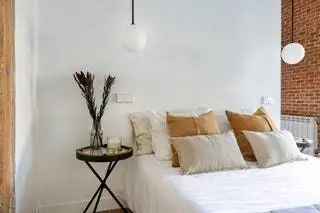 В спальне та же цветовая палитра кремового и бежевого цветов сопровождается оттенком горчичного цвета в…