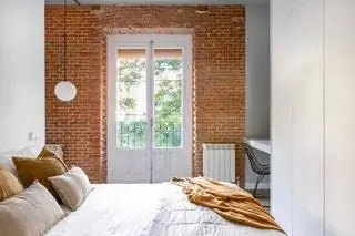 В спальне также есть оригинальные элементы деревянной конструкции здания, чтобы мы не забыли в…